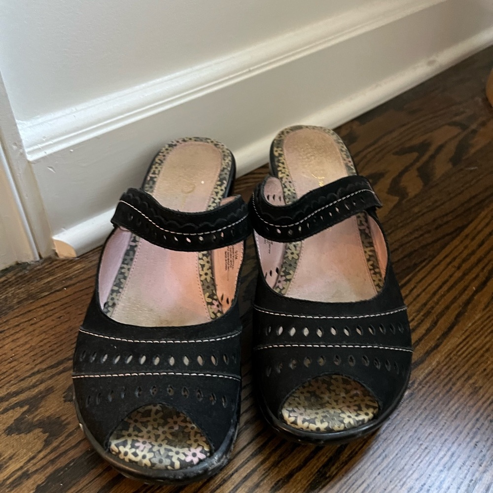 Womens size 9.5 Jambu slip ons